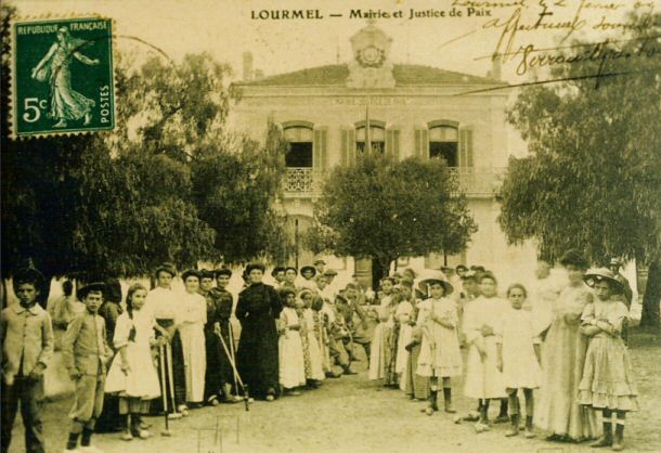 Les mairies sont-elles seulement vouées à illustrer les cartes postales ?