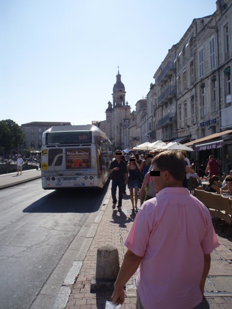 Les piétons entre les parasols et le bus Illico sur le quai Duperré
