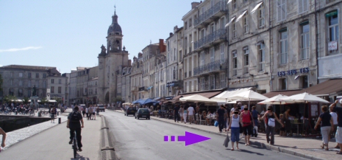 Les piétons n’ont pas besoin des parasols pour marcher sur la chaussée !
