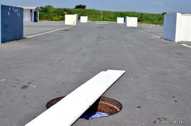 Le parking est dangereux étant donné que les regards ont disparu, laissant la place des obturations de fortune.